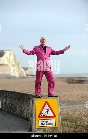 Komiker und Sänger Terry Garoghan tragen eines seiner Markenzeichen Anzüge getragen auf der Bühne in rosa Saltdean Beach Stockfoto