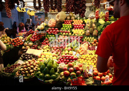 Obst- und Gemüsemarkt stall in Barcelona Stockfoto