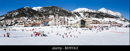 Panoramablick über die Hänge im Zentrum des Ferienortes Montgenevre, Milchstraße Skigebiet, Hautes Alpes, Frankreich Stockfoto