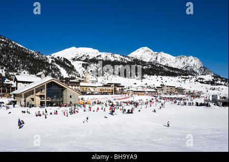 Blick über die Hänge im Zentrum des Ferienortes Montgenevre, Milchstraße Skigebiet, Hautes Alpes, Frankreich Stockfoto