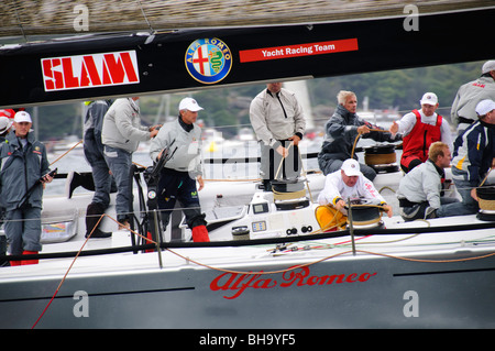 SYDNEY, Australien - Sydney, Australien - Super Maxi Yacht Alfa Romeo zu Beginn des Jahres 2009 Rolex Sydney Harbour Yacht Race im Hafen von Sydney. Alfa Romeo war der Gewinner auf die allgemeine Linie ehren.. Es wurde von Neville Crichton. Stockfoto