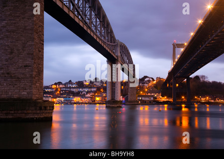 Tamar Brücken; von Plymouth Blick auf Saltash; Schiene auf dem linken Weg nach rechts Stockfoto