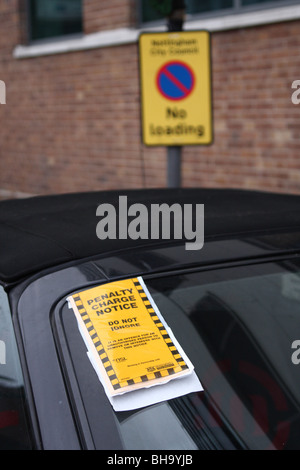 Ein Parkticket auf ein Auto geparkt in einem kein Unterstand auf einer Straße in U.K. Stockfoto