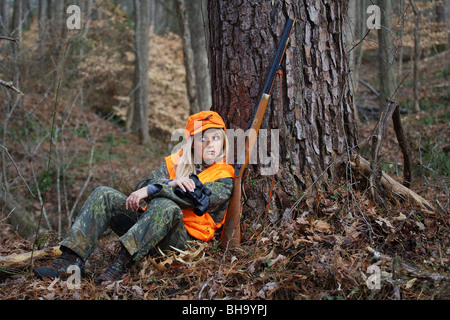 JUNGE FRAU 21 Y.O WEIBLICHE JÄGER ZU FUß IM WALD SUCHEN UND STALKING REH Stockfoto