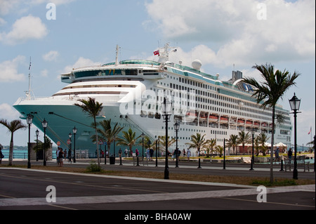 Die Luxus-Kreuzfahrt Schiff Dawn Princess neben der Marina in der Royal Naval Dockyard, West End, Bermuda Stockfoto