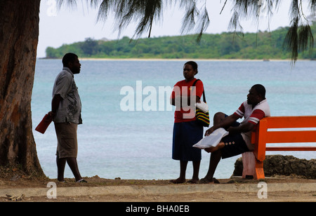 South Pacific Islanders im Chat direkt am Meer Stockfoto