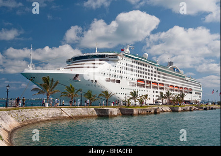 Die Luxus-Kreuzfahrt Schiff Dawn Princess neben der Marina in der Royal Naval Dockyard, West End, Bermuda Stockfoto