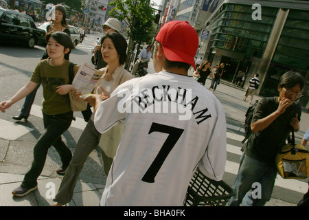 Fan trägt Manchester Utd Fußballtrikot in Tokio, Japan. Stockfoto