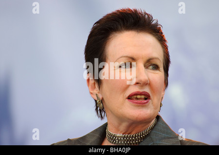 Eine bekannte Politikerin hält eine Rede. Stockfoto