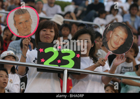 Japanische Mädchen zeigen ihre Unterstützung für David Beckham Real Madrid Fußballverein, in Tokio, Japan. Stockfoto