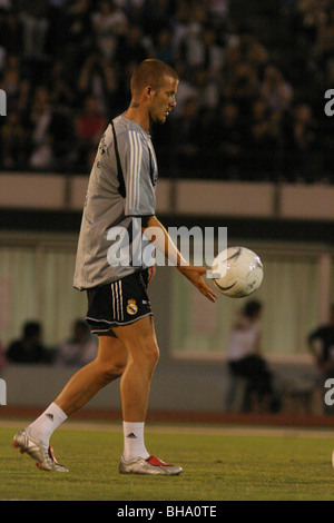 Englischer Fußballspieler David Beckham training mit Real Madrid, in Tokio, Japan, 2004. Stockfoto