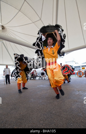 Lion Tänzer bereiten auf Cheung Chau Bun Festival feierte im Jahr 2009 Stockfoto