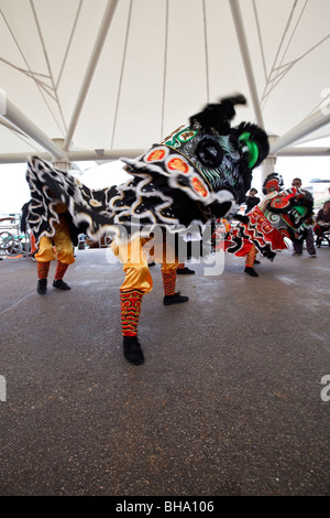 Lion Tänzer bereiten auf Cheung Chau Bun Festival feierte im Jahr 2009 Stockfoto