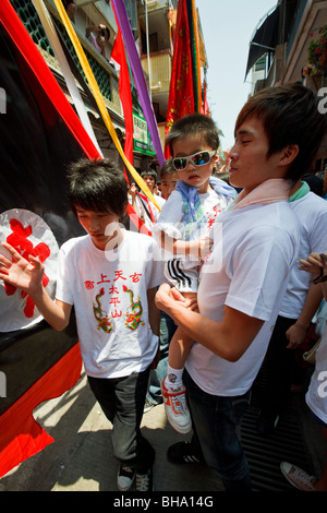 Menschen in der Prozession auf Cheung Chau Bun Festival feierte im Jahr 2009 Stockfoto