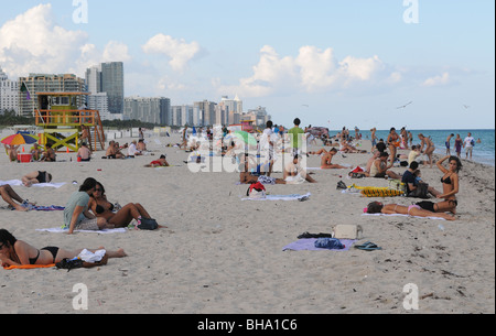 Menschen genießen die Sonne sand, warmes Meerwasser und einen atemberaubenden Blick auf schönen Miami Beach Florida. Stockfoto