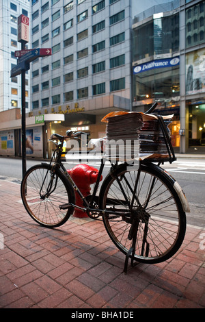 Ein Fahrrad mit den Zeitungen gestapelt ist bereit für die Auslieferung und Verteilung von Zeitungen in Hongkong hergestellt. Stockfoto