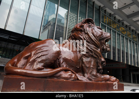 Die bronzenen-Löwen außerhalb der HSBC-Hauptsitz in Hong Kong. Stockfoto