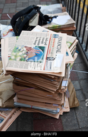 Die Financial Mail gestapelt und bereit, als Bestandteil der Lieferung und Vertrieb von Zeitungen in Hongkong zu liefern. Stockfoto