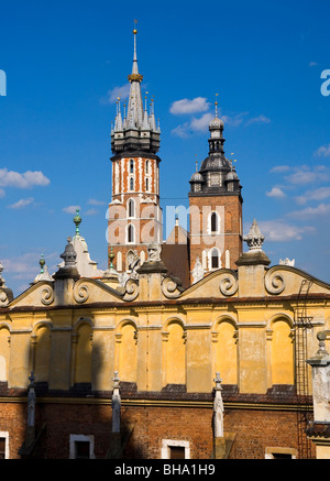 Krakau Polen Tuchhallen (Sukiennice) und St. Marien (Marienkirche) Kirche am Hauptmarkt (Rynek Glowny) Altstadt Stockfoto
