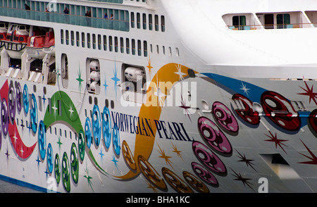 Ein Blick auf die Steuerbordseite des Norwegian Pearl Kreuzfahrtschiff im Hafen von Juneau, Alaska. Stockfoto