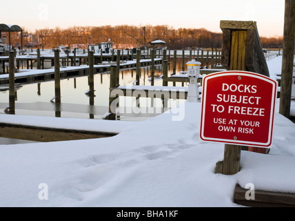 Schneebedeckte Docks am Potomac River Jachthafens in Prince William County Virginia. Stockfoto