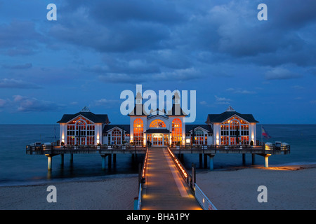 Restaurant am Pier in Sellin, Rügen in der Abenddämmerung, Mecklenburg-Western Pomerania, Deutschland Stockfoto