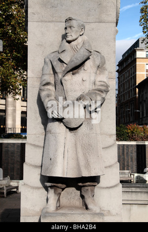 Nahaufnahme der Statue einen Merchant Marineoffizier (von Charles Wheeler) am Tower Hill Memorial, London, UK, darstellt. Stockfoto