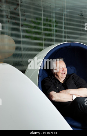 Eero Aarnio, Designer des Kugel-Stuhl Stockfoto