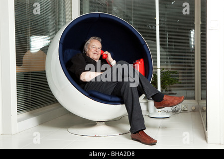 Eero Aarnio, Designer des Kugel-Stuhl Stockfoto