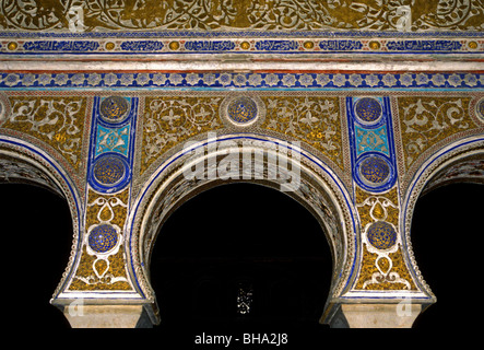 Almohaden, hufeisenförmigen Bogen, hufeisenförmigen Bögen, Keramikfliesen, Innenhof, El Alcazar, Alcazar, Sevilla, Provinz Sevilla, Spanien, Europa, Stockfoto