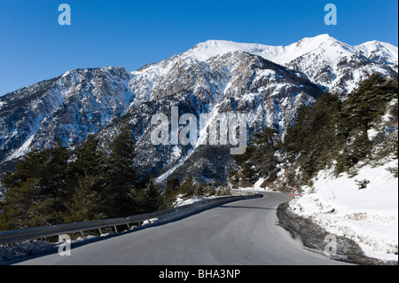 Bergstraße in der Nähe der Französisch-italienischen Grenze außerhalb Montgenevre, Milchstraße Skigebiet, Italien Stockfoto