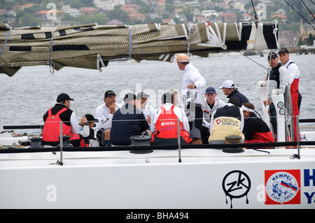 SYDNEY, Australien - Ichi Ban am Anfang der 2009 Rolex Sydney Hobart Yacht Race im Hafen von Sydney Stockfoto