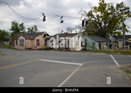 Häusern, die aus ihrer Stiftungen in der Überschwemmungen nach dem Hurrikan Katrina schwebte. Unteren 9th Ward, New Orleans, Louisiana Stockfoto