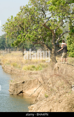 Touristen genießen die Vielfalt der Ansichten über den Sambesi-Fluss in Simbabwe Mana Pools National Park. Stockfoto