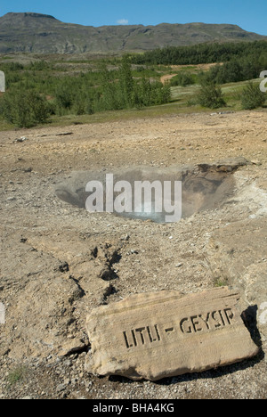 Kleine Geysir sprudelt und dämpfen, Haukadalur, Island Stockfoto