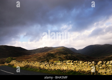 Geringer Sonneneinstrahlung Wolke zu durchbrechen und die Hügeln über dem Lake Windermere auf dem Kirkstone Pass in Cumbria auffällig. Stockfoto