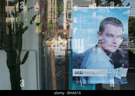 Werbung und Vermerke, die von westlichen Berühmtheiten in Tokio, Japan. Stockfoto