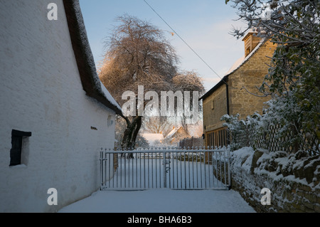 Seitentor von John Clare Cottage in Helpston, an einem kalten Wintern Morgen im frischen Schnee bedeckt Stockfoto