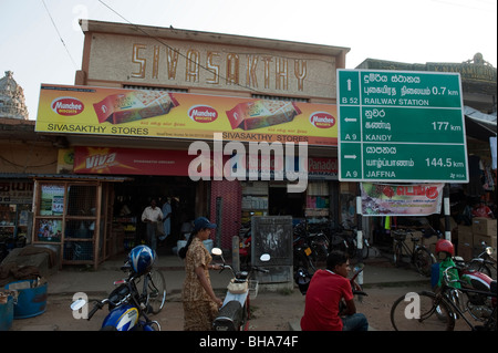 Vavuniya Straßenschild, Kandy, Jaffna im Bazaar Street von lokalen Geschäften und Gebäuden Stockfoto