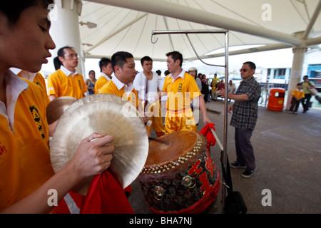 Lion Tänzer bereiten auf Cheung Chau Bun Festival feierte im Jahr 2009 Stockfoto