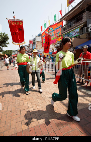 Jugendliche spielen Musica Instrumente in der Prozession auf Cheung Chau Bun Festival feierte im Jahr 2009 Stockfoto