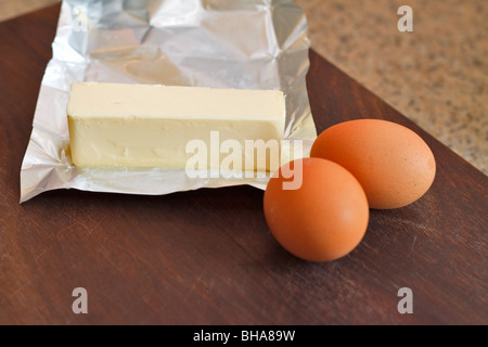 Ein Stück Butter und zwei Eiern Stockfoto