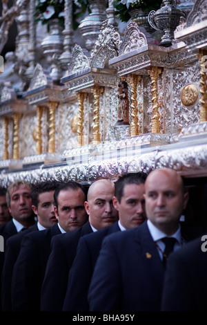 Sargtuch-Träger in der Semana Santa-Prozession in Vera Malaga, Andalusien, Spanien Stockfoto