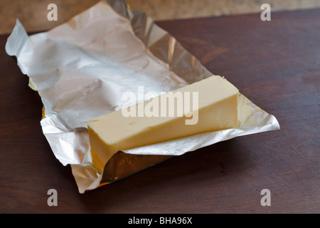 Ein Viertel Pfund Butter in der Küche mit Folie einwickeln Stockfoto