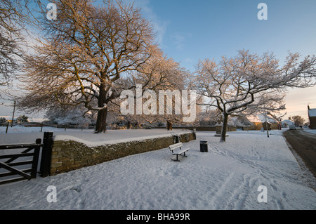 Hauptort Kreuzung in Helpston, an einem kalten Wintermorgen mit Schnee bedeckt. Stockfoto
