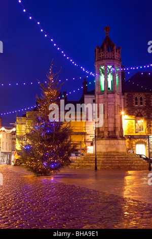 Launceston Stadtzentrum in der Nacht; Weihnachten; Cornwall Stockfoto