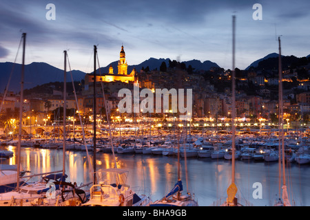 der Hafen und die alte Stadt Menton in der Nacht, Cote d ' Azur, Provence, Frankreich Stockfoto