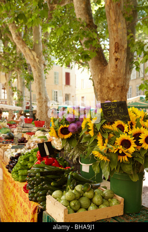 Sonnenblumen und Gemüse auf einem Marktstand in Aix-en-Provence, Frankreich Stockfoto