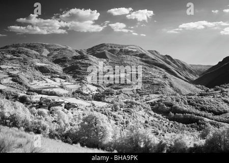 die Valnerina und Dorf Castelvechio nr Preci, Umbrien, Italien Stockfoto