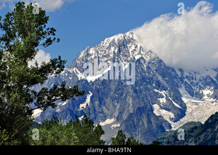 Wolken bilden über den Mont-Blanc-Massiv betrachtet aus Italien Stockfoto